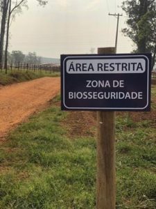 Modelo de placa sinalizando área restrita - Zona de Biosseguridade.