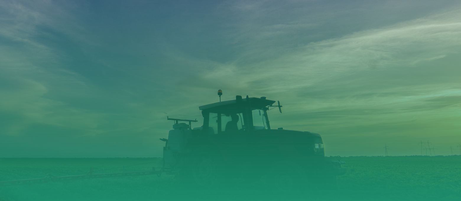 Trator em área de lavoura